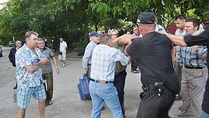 Госохрана избила жителей Севастополя, вышедших на акцию протеста: "Мы будем стрелять". ФОТОрепортаж