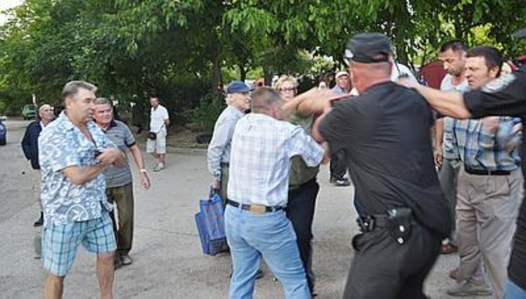 Госохрана избила жителей Севастополя, вышедших на акцию протеста: "Мы будем стрелять". ФОТОрепортаж