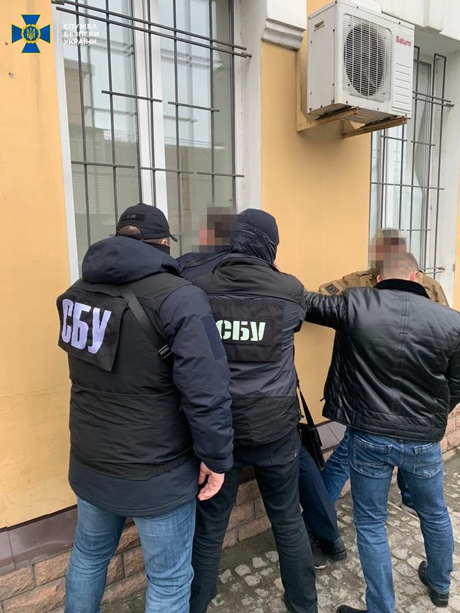 Военный прокурор из Запорожья вымогал $5 тыс. за непривлечение к уголовной ответственности, - СБУ 01