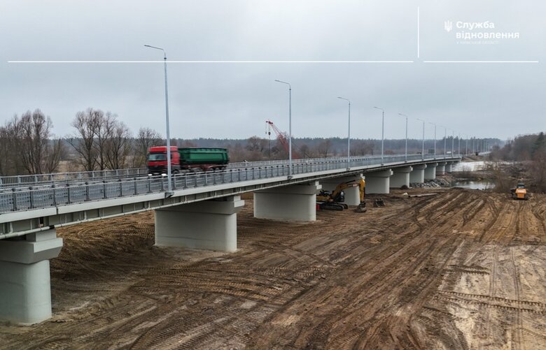 Міст через річку Тетерів у Київській області
