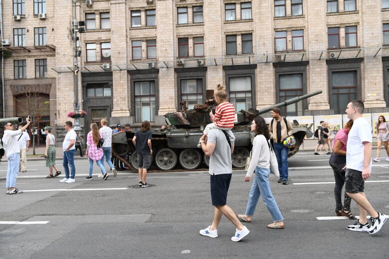 Трофейную российскую технику выставили на Хрещатике 07