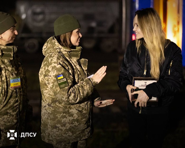 Анджеліна Джолі отримала національну символіку України від ДПСУ