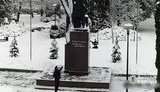 Памятник Бандере облили красной краской в Тернополе. ВИДЕО камер наблюдения