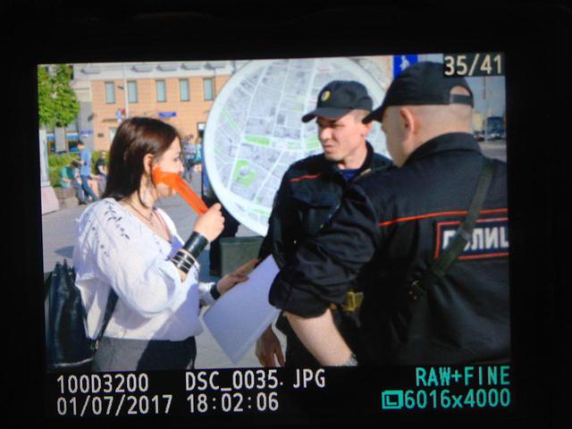 Дівчат, які проводили в Москві поодинокі пікети з чистими аркушами, затримала поліція 02