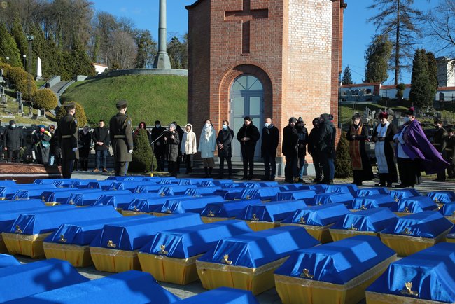 Тіла 428 жертв політичних репресій перепоховали у Львові 02