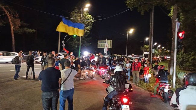 Біля дачі Зеленського в Кончі-Заспі протестують проти спроби спільної з окупантами інспекції позицій ЗСУ 09
