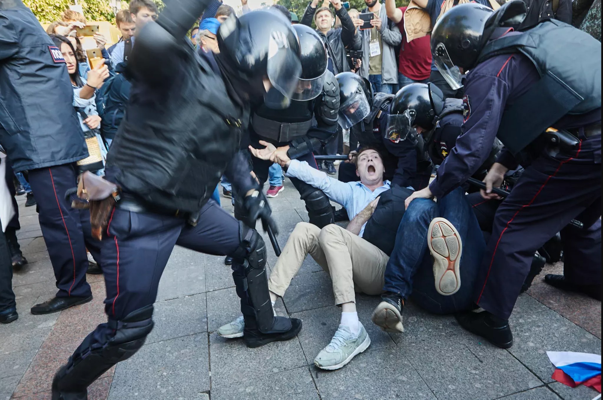 Демонстрация разогнать. ОМОН избивает митингующих в Москве. Полицейские избивают митингующих. Задержания на митинге в Москве.