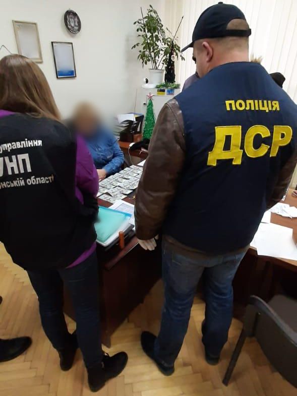 Главу обєднаної тергромади затримано на Херсонщині на одержанні 2 тис. дол. хабаря, - Нацполіція 01