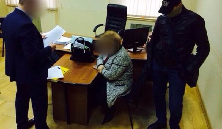 НАБУ і СБУ затримали ректора ВНЗ під час спроби дати $ 10 тис. хабара заступнику міністра освіти Гевко