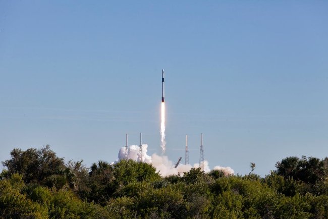 Перший ступінь ракети Falcon 9 з технічних причин не приземлився на космодром, його посадили в океан, - Маск 07