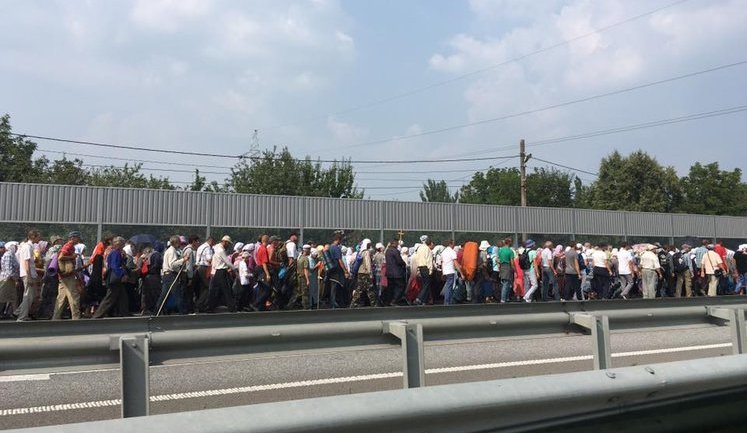 Religious procession breaks through police cordon, heads for Kyiv. PHOTOS+VIDEO