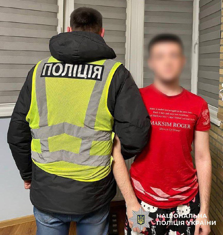 В Киеве парень в форме полиции пел русские песни