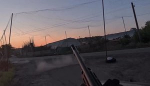 Боєць ЗСУ зі стрілецької зброї підбив російський FPV-"ждун", який чекав на український пікап із військовими. ВIДЕО