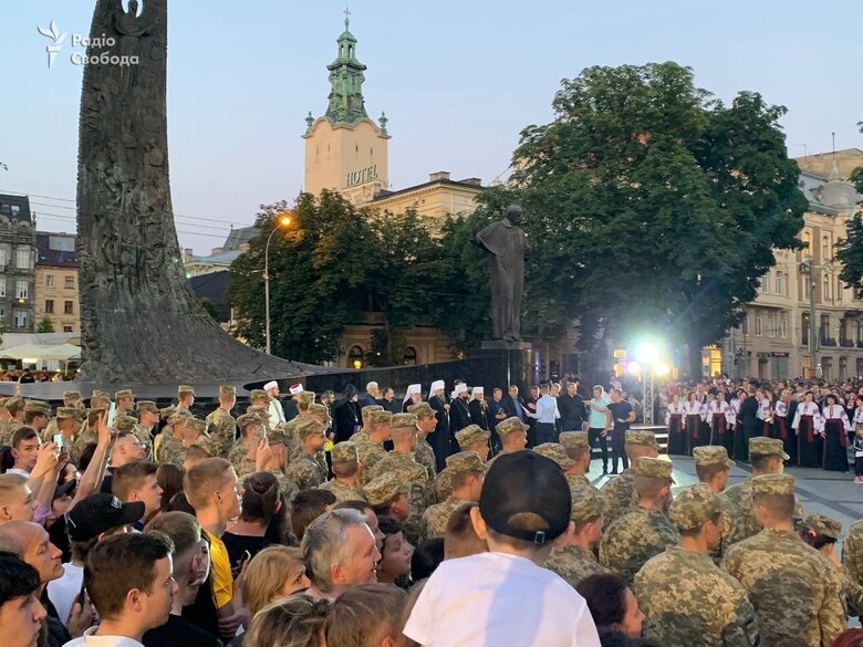 У Львові зібралися тисячі людей зустрічати героїв оборони Азовсталі, які разом із Зеленським прибули до міста 01