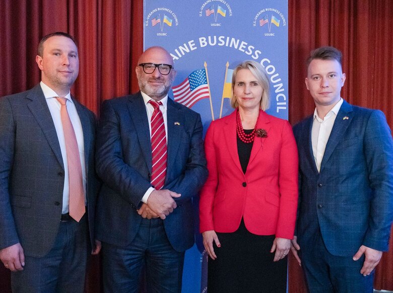 Посол США в Україні Бріджит Брінк та гендиректор Української бронетехніки Владислав Бельбас