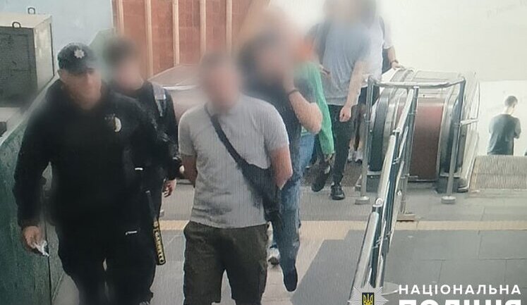 In Kyiv subway, drunk man attacked subway passenger with knife: suspect was detained. PHOTOS
