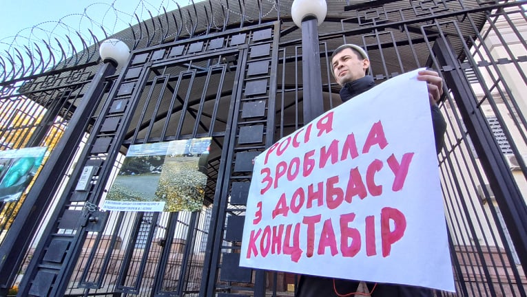 Россия сделала из Донбасса концлагерь: активисты принесли мешки с трупами под посольство РФ в Киеве - требуют открыть КПВВ 14 Россия сделала из Донбасса концлагерь: активисты принесли мешки с трупами под посольство РФ в Киеве - требуют открыть КПВВ 14