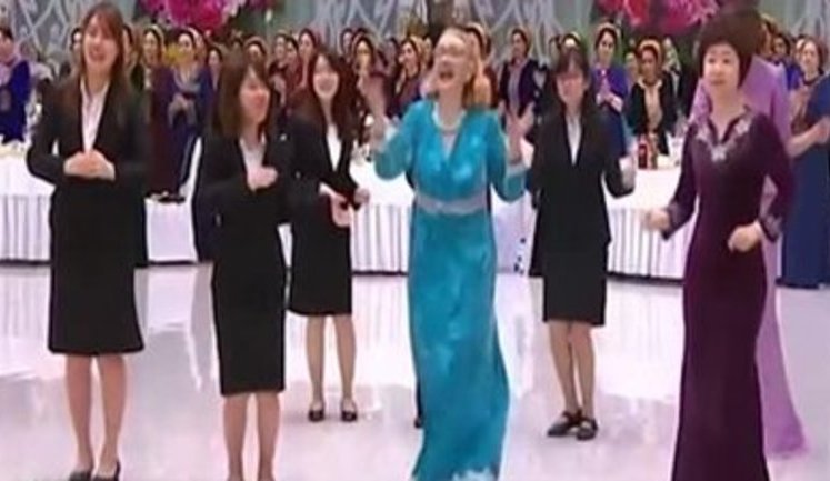 "Сто днів у дорозі був караван", - через 10 днів після 8 березня ТВ Туркменістану показало пісню-привітання від президента Бердимухамедова. ВIДЕО