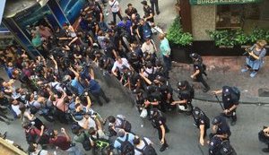 Поліція Туреччини, застосовуючи силу, розігнала ЛГБТ-марш у Стамбулі. ФОТОрепортаж