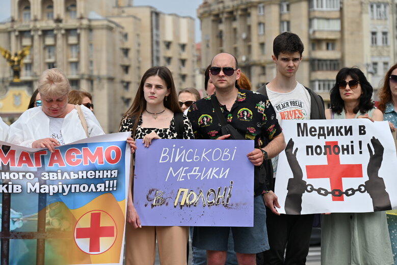 Акція на підтримку полонених військових медиків відбулася на Майдані Незалежності 24
