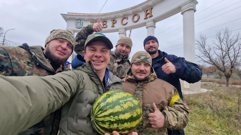 Головний патрульний Херсонської області Іван Базаренко, позивний Хірург: Командування дивувалося: на аеродромі Кульбакине патрульний поліцейський командує військовими 07 Головний патрульний Херсонської області Іван Базаренко, позивний Хірург: Командування дивувалося: на аеродромі Кульбакине патрульний поліцейський командує військовими 07
