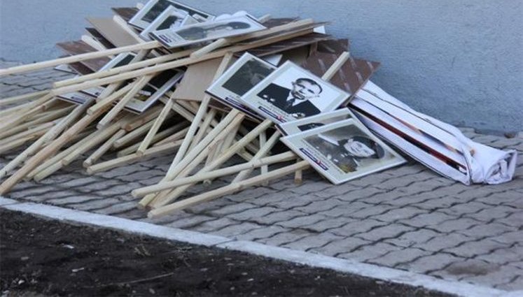 'Immortal Regiment' participants in Moscow threw away portraits of WWII soldiers. PHOTOS
