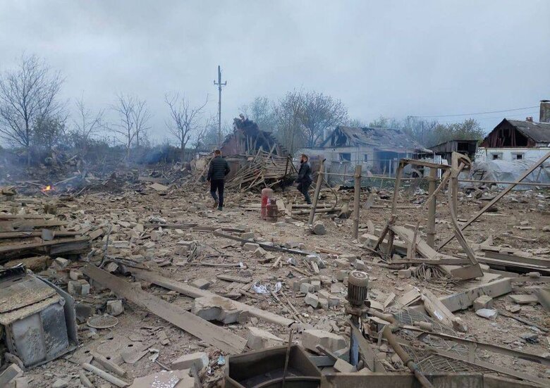 Є влучання у Павлоградському районі: постраждали 25 людей, серед них троє дітей, є руйнування будинків, закладів освіти, магазинів, - ОВА 03