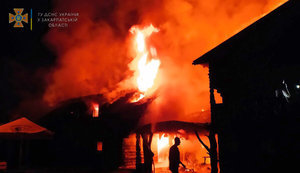Блискавка влучила в будівлю бази відпочинку на Закарпатті: вогонь гасили майже 6 годин. ФОТОрепортаж