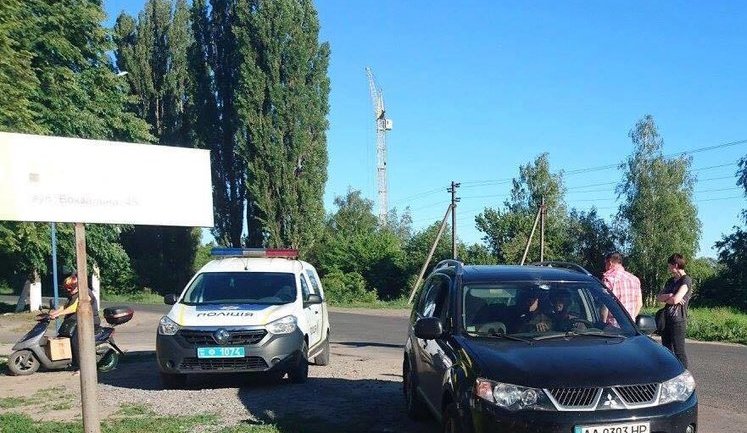 Волонтери шукають свідків і відеозаписи інциденту зі стріляниною за участю співробітника СБУ Чабана і волонтера Максимця. ФОТОрепортаж