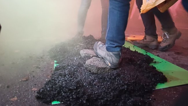 В Феофании, где лечится Зеленский, активисты провели акцию с фаерами и асфальтом 17 В Феофании, где лечится Зеленский, активисты провели акцию с фаерами и асфальтом 17