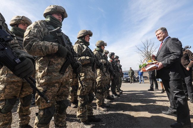 Порошенко - украинским воинам в зоне АТО: Соблюдайте перемирие, но будьте начеку и в критических ситуациях патронов не жалейте 02