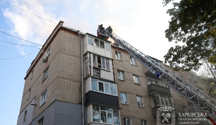 Россияне атаковали Харьков БПЛА: в пятиэтажке загорелась крыша, есть пострадавшие (обновлено)