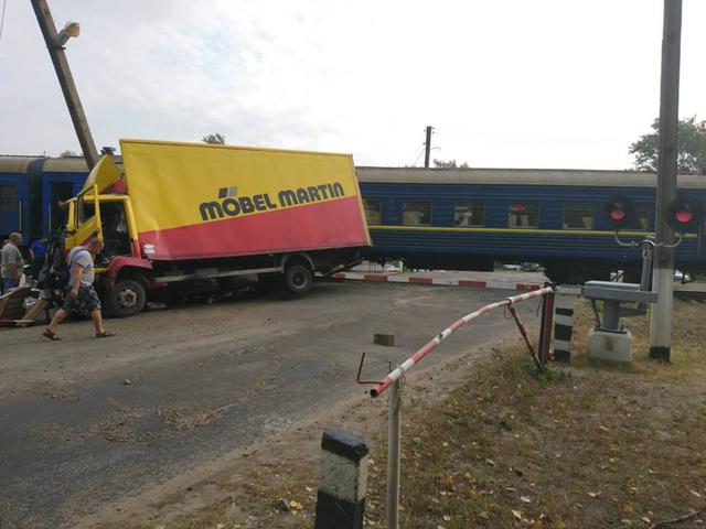 В Луганской области пассажирский поезд протаранил грузовик 03