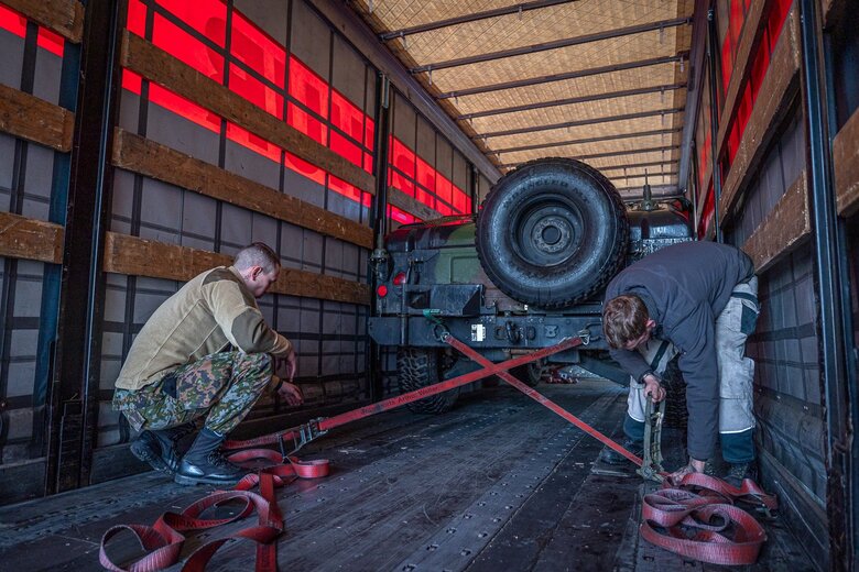 Люксембург передает Украине внедорожники HMMWV 01