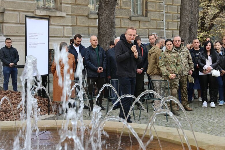 Фонтан, посвященный Герою Украины Да Винчи, открыли во Львове 02