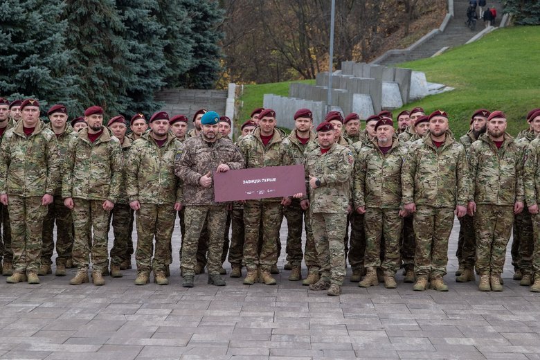 В Киеве открыли памятный знак Десантно-штурмовым войскам
