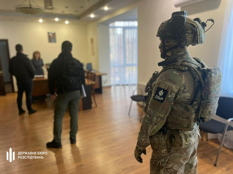 Посадовці на Одещині брали хабарі від експортерів зернового коридору, - ДБР 03 Посадовці на Одещині брали хабарі від експортерів зернового коридору, - ДБР 03