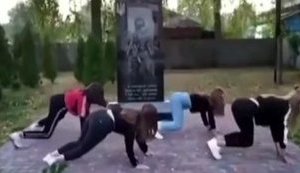 Школьницы на Черниговщине станцевали у памятника павшим на Донбассе воинам: полиция составила админпротоколы. ВИДЕО+ФОТО