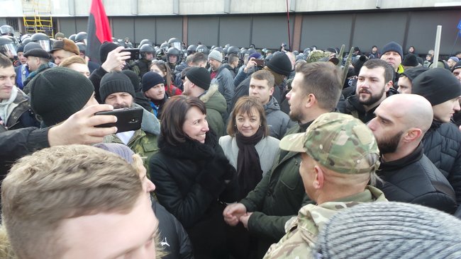 Митингующие против рынка земли установили под Радой палатки 17