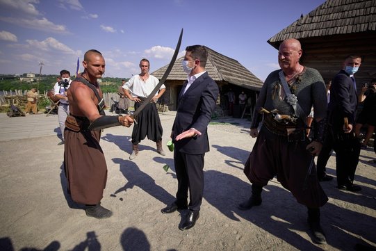Козак Лозовий, який розрубав огірок Зеленському, пішов у політику 05 Козак Лозовий, який розрубав огірок Зеленському, пішов у політику 05