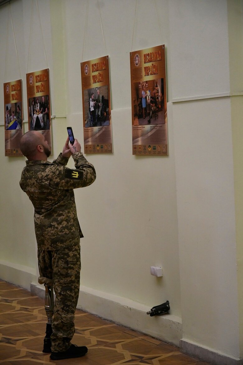 Несокрушимая Украина - фотовыставку, посвященную людям с ограниченными физическими возможностями, открыли в Киеве 01