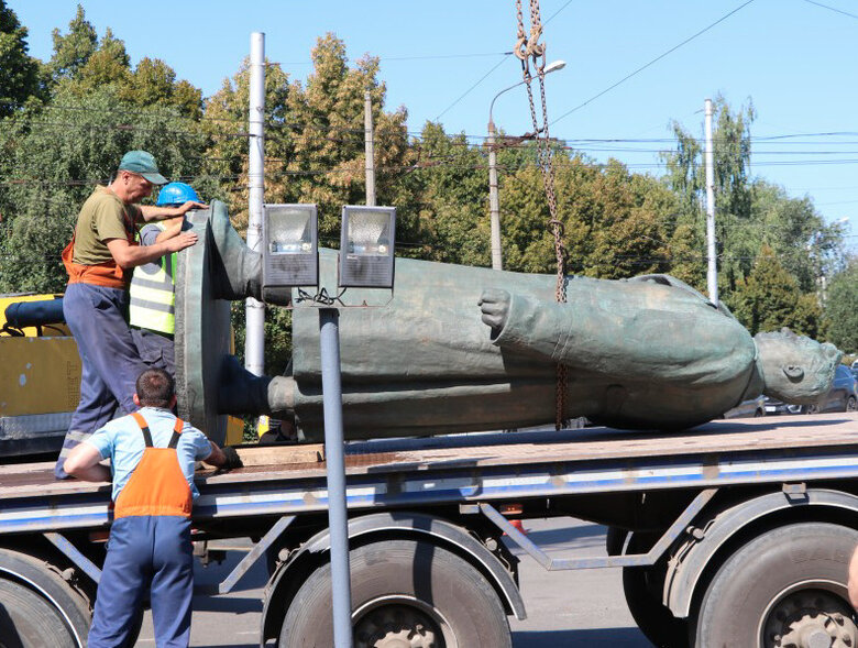 В Полтаве снесли памятник российскому генералу Зыгину 05