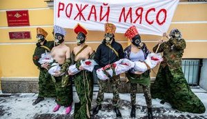 "Народжуй м'ясо": активістки під військкоматом у Санкт-Петербурзі провели акцію із "закривавленими" згортками. ФОТО
