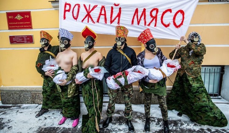 "Народжуй м'ясо": активістки під військкоматом у Санкт-Петербурзі провели акцію із "закривавленими" згортками. ФОТО