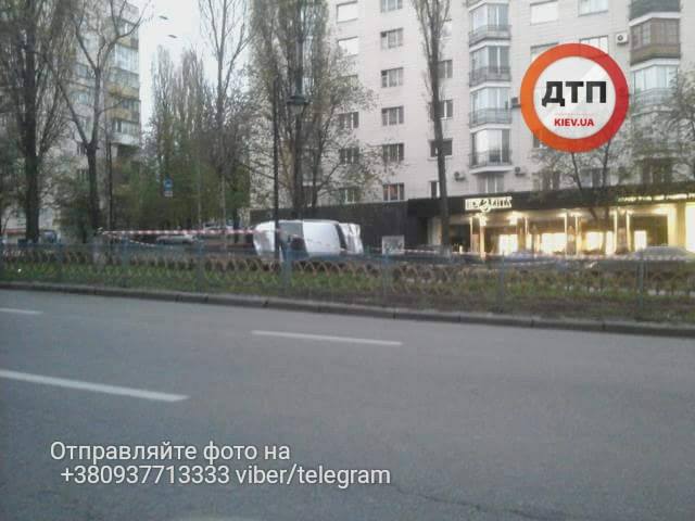В центре Киева автомобиль вылетел с дороги и перевернулся 01