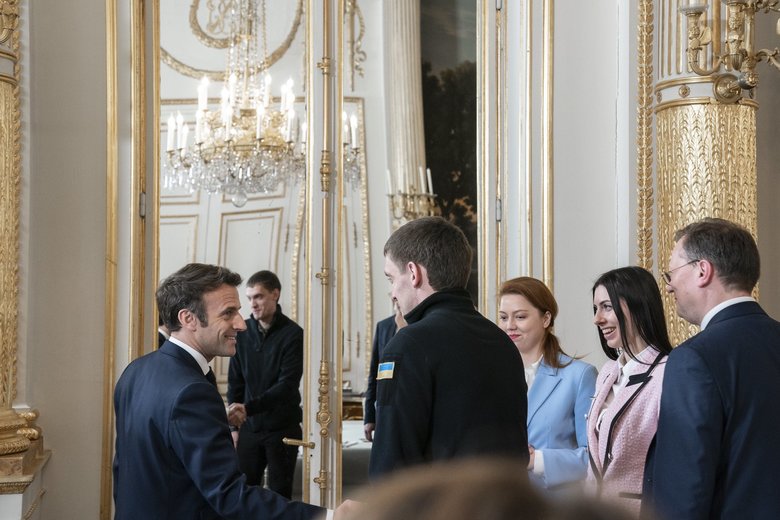 Macron met with Mayor of Melitopol Fedorov, who was freed from occupants`captivity 01