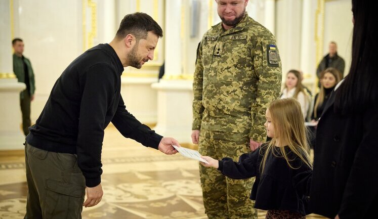 Зеленський вручив сертифікати на квартири Героям України та рідним загиблих Героїв. ВІДЕО+ФОТОрепортаж