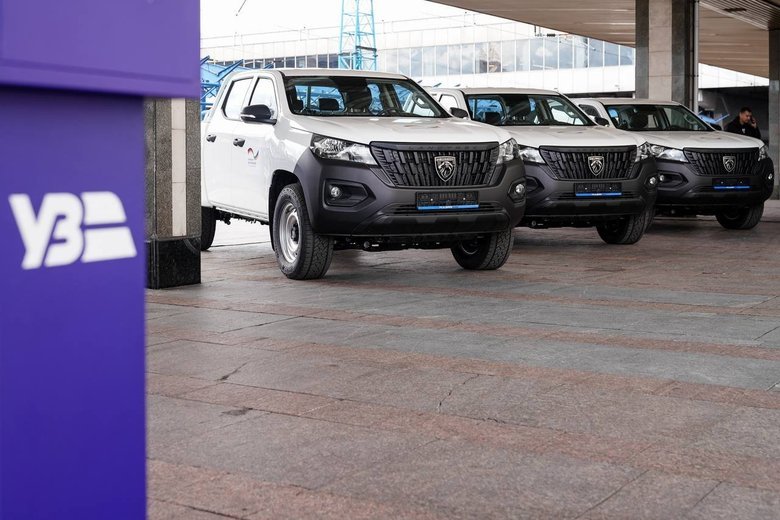 Німеччина передала Укрзалізниці 10 автомобілів для ремонтних бригад