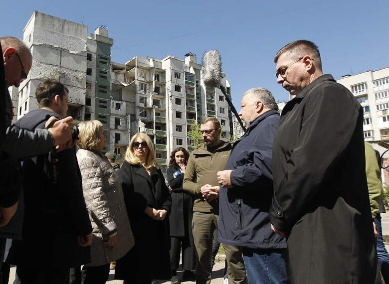 Президентка Словаччини Чапутова відвідала Чернігівщину: побачила російські катівні та наслідки авіанальотів РФ 05