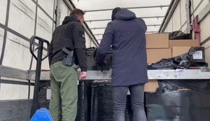 Австрійські парламентарі особисто довезли до кордону України гумдопомогу від Австрії